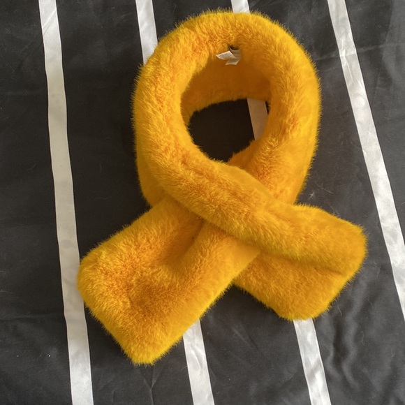 A new day yellow fur scarf - Picture 2 of 3